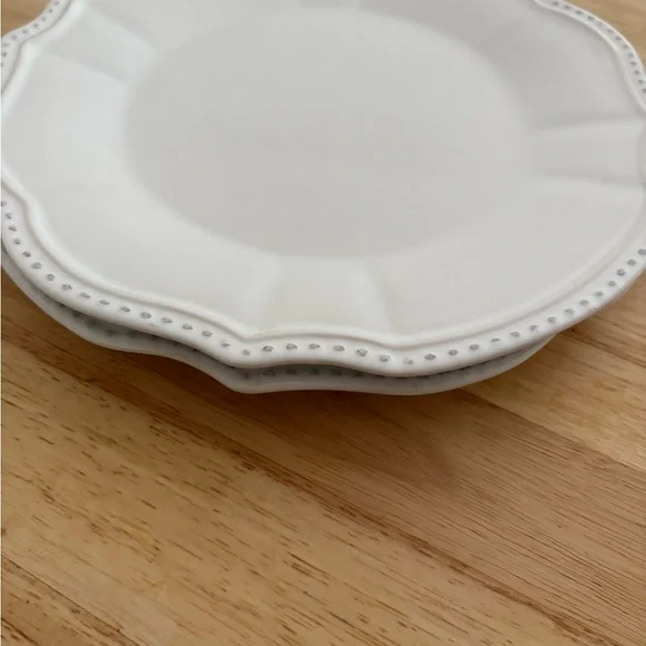 Elegant White Scalloped Dinner Plates - Picture 2 of 5